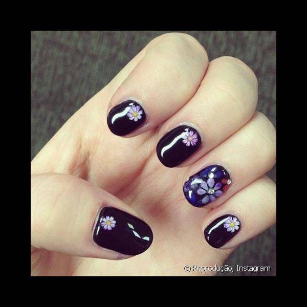 Perrie Edwards tamb?m postou foto de suas unhas florais no Instagram e acrescentou cristais ? nail art